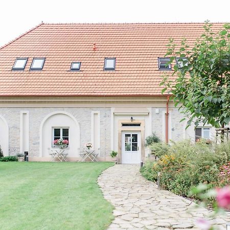 Na Kmine Hotel Obristvi ภายนอก รูปภาพ
