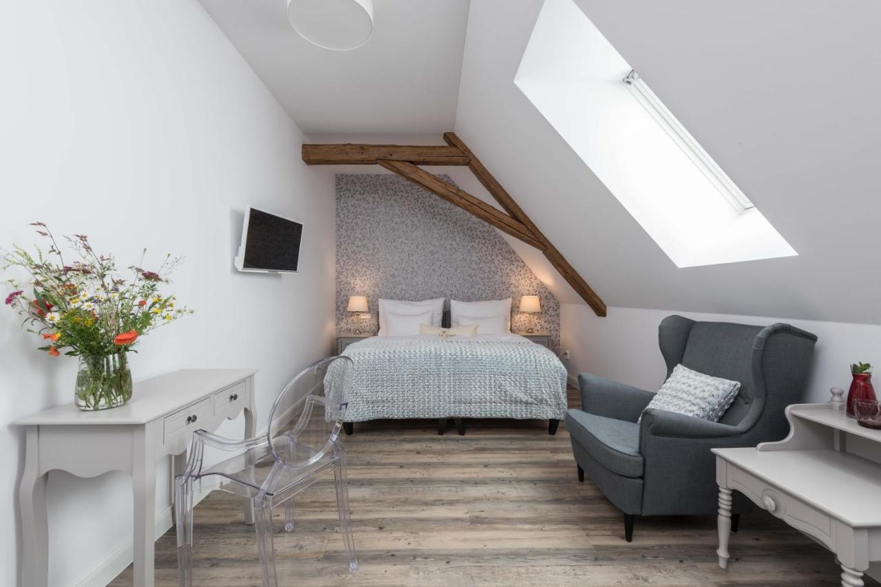 Na Kmine Hotel Obristvi ภายนอก รูปภาพ