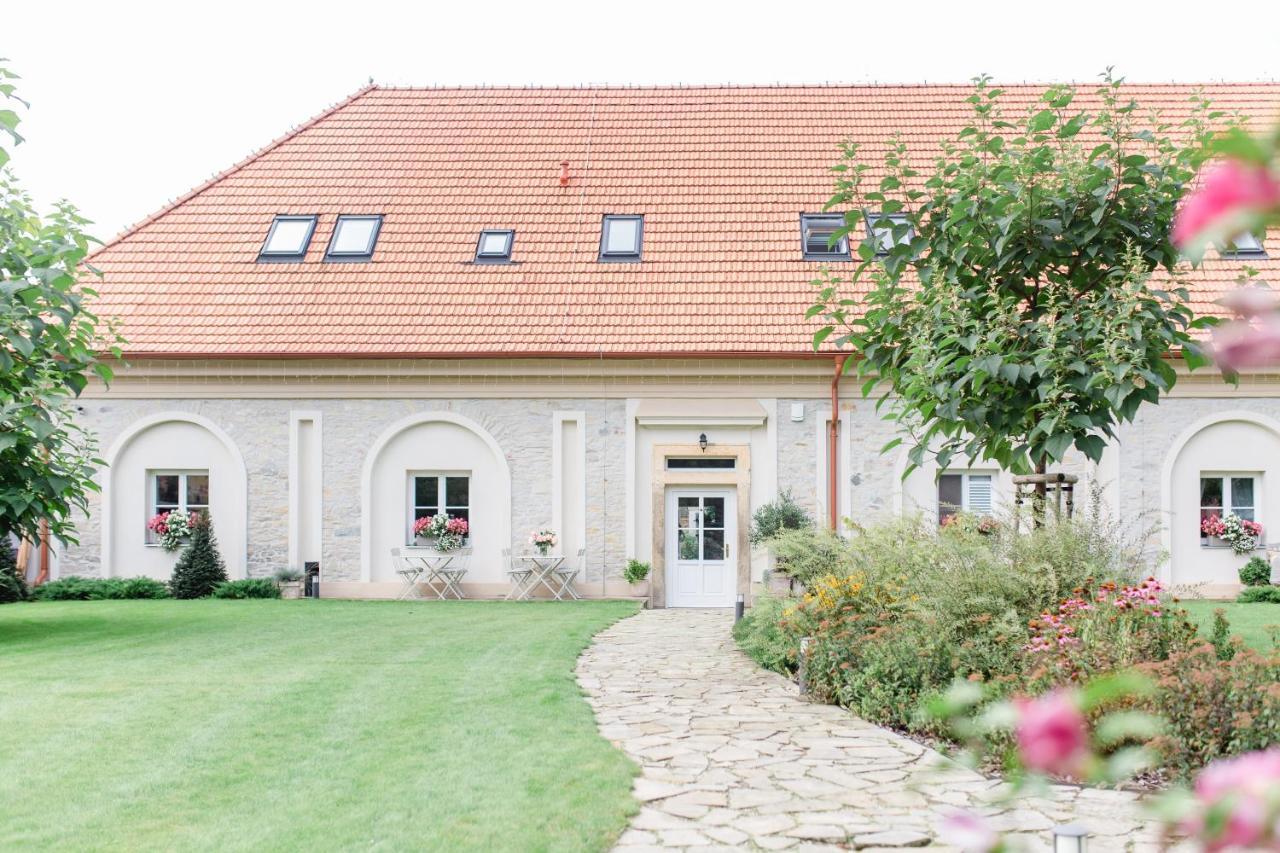 Na Kmine Hotel Obristvi ภายนอก รูปภาพ