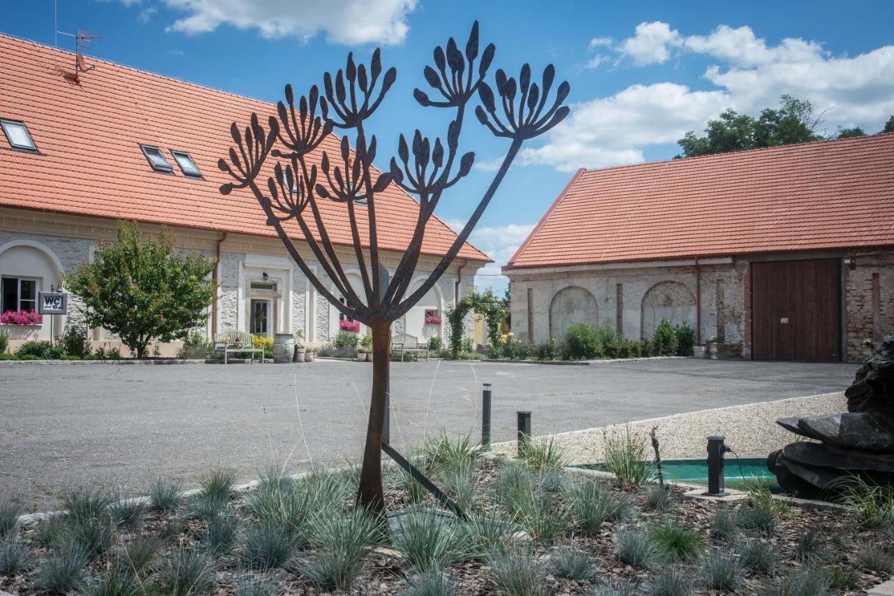 Na Kmine Hotel Obristvi ภายนอก รูปภาพ