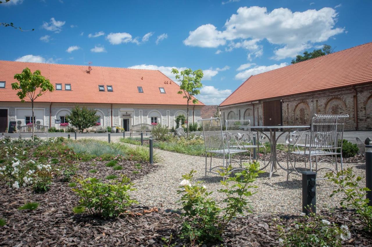Na Kmine Hotel Obristvi ภายนอก รูปภาพ