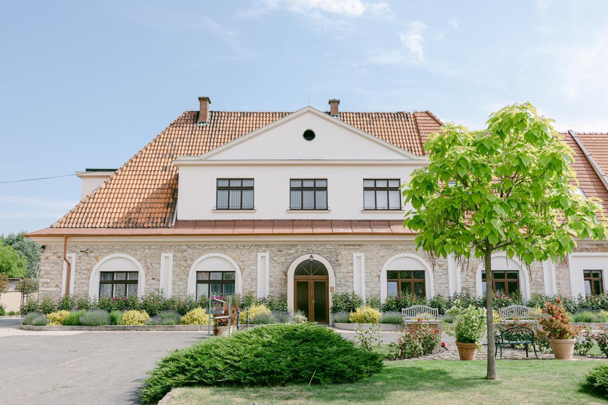 Na Kmine Hotel Obristvi ภายนอก รูปภาพ