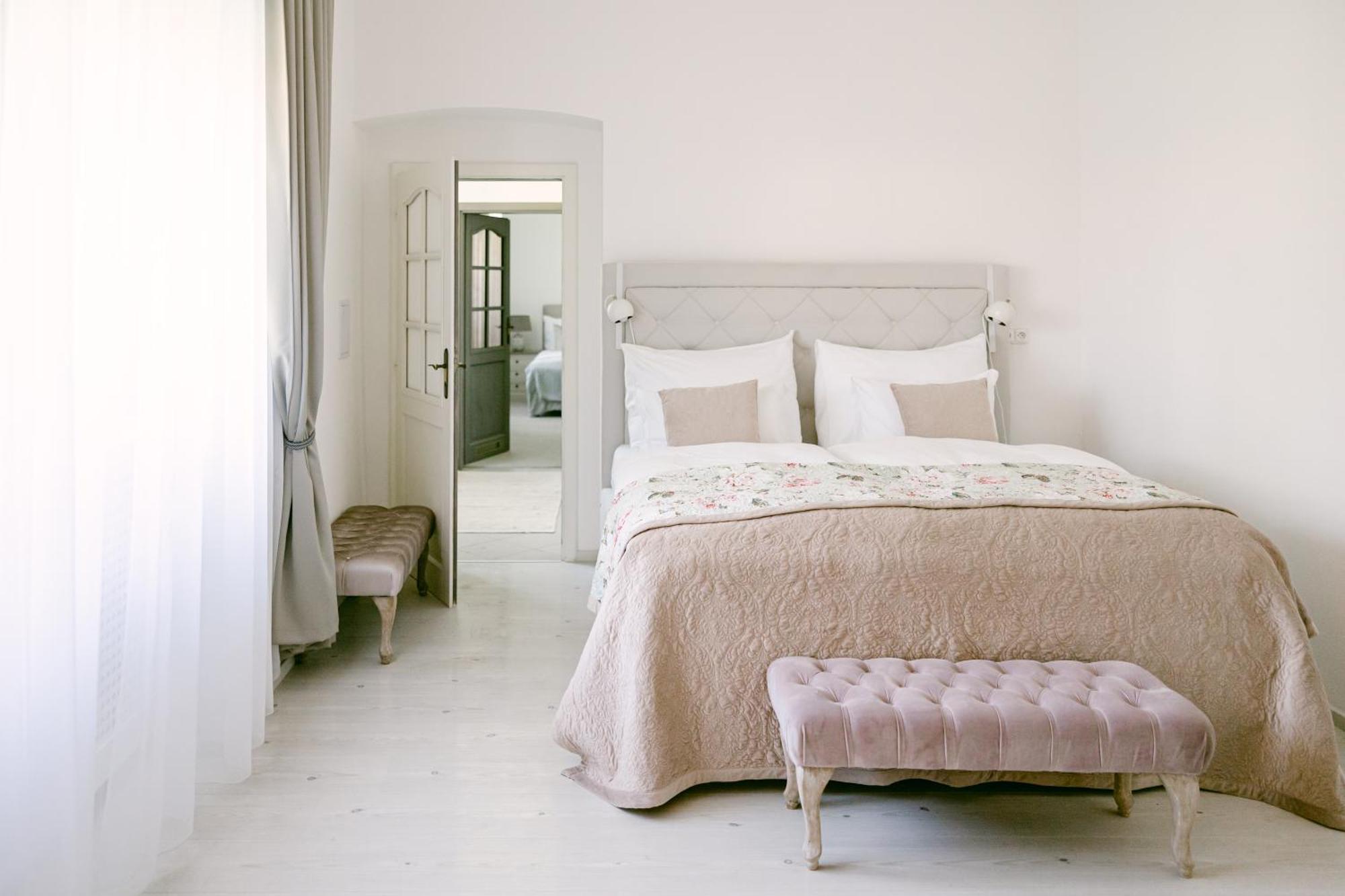 Na Kmine Hotel Obristvi ภายนอก รูปภาพ