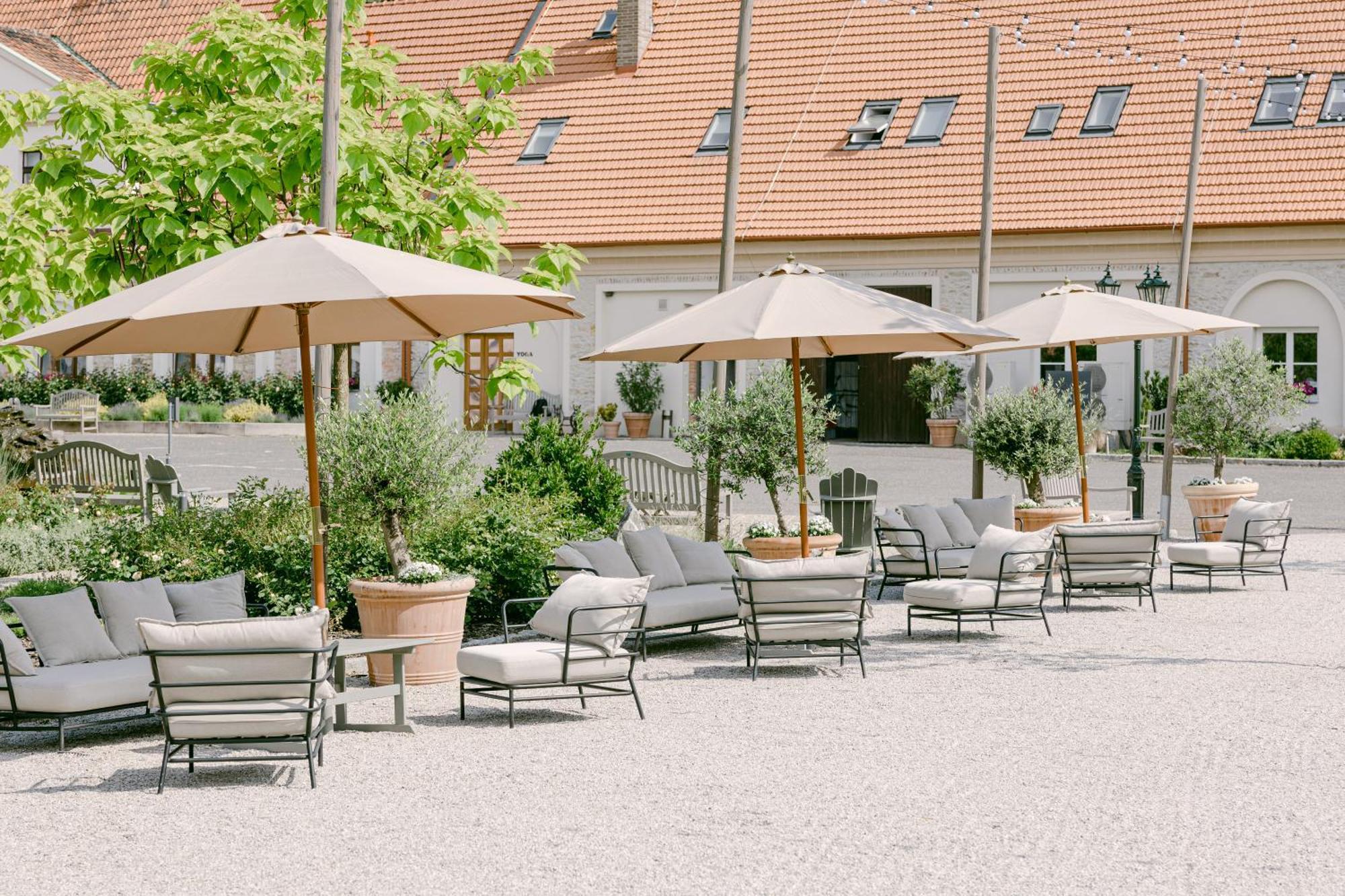 Na Kmine Hotel Obristvi ภายนอก รูปภาพ