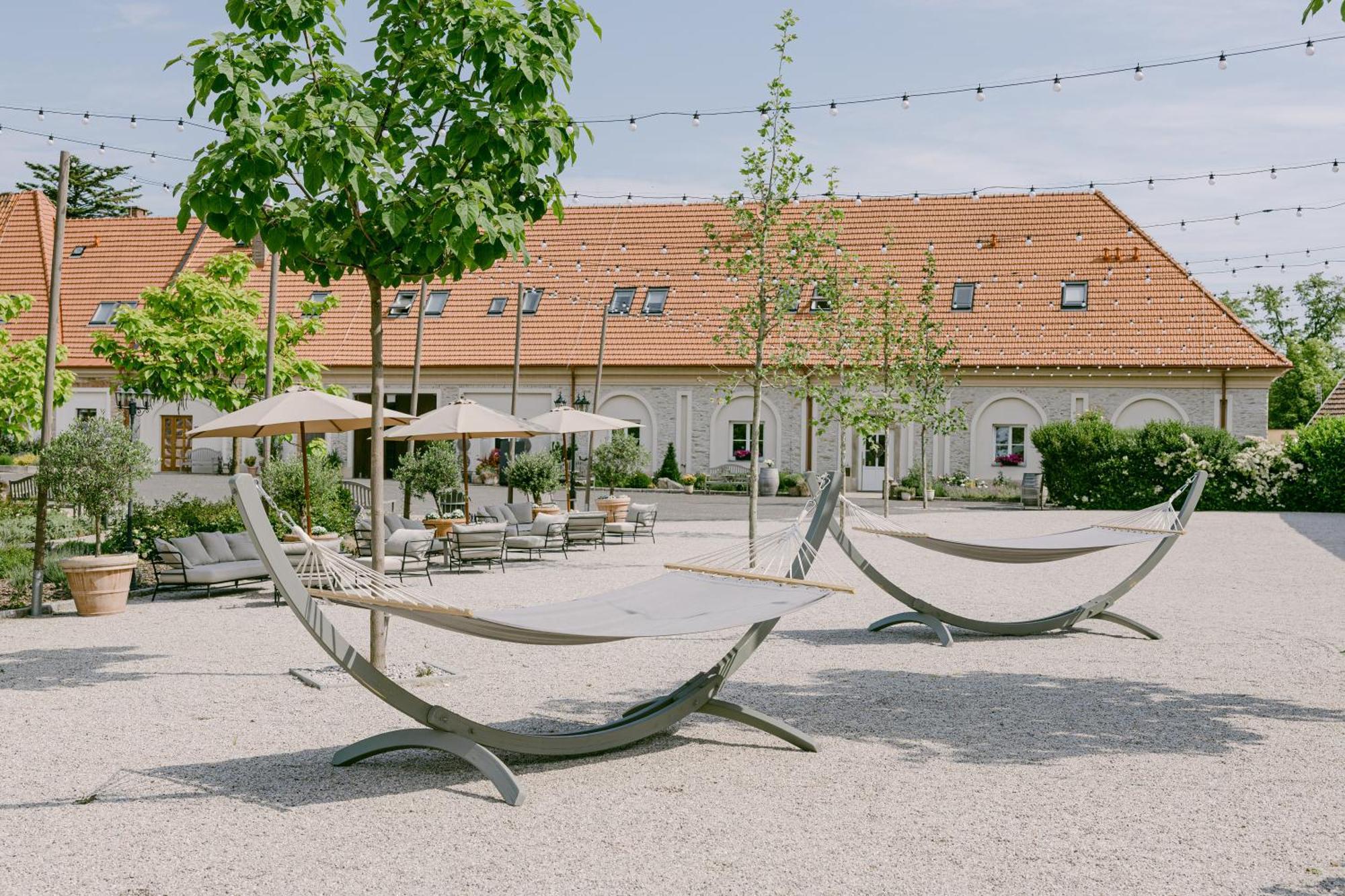 Na Kmine Hotel Obristvi ภายนอก รูปภาพ