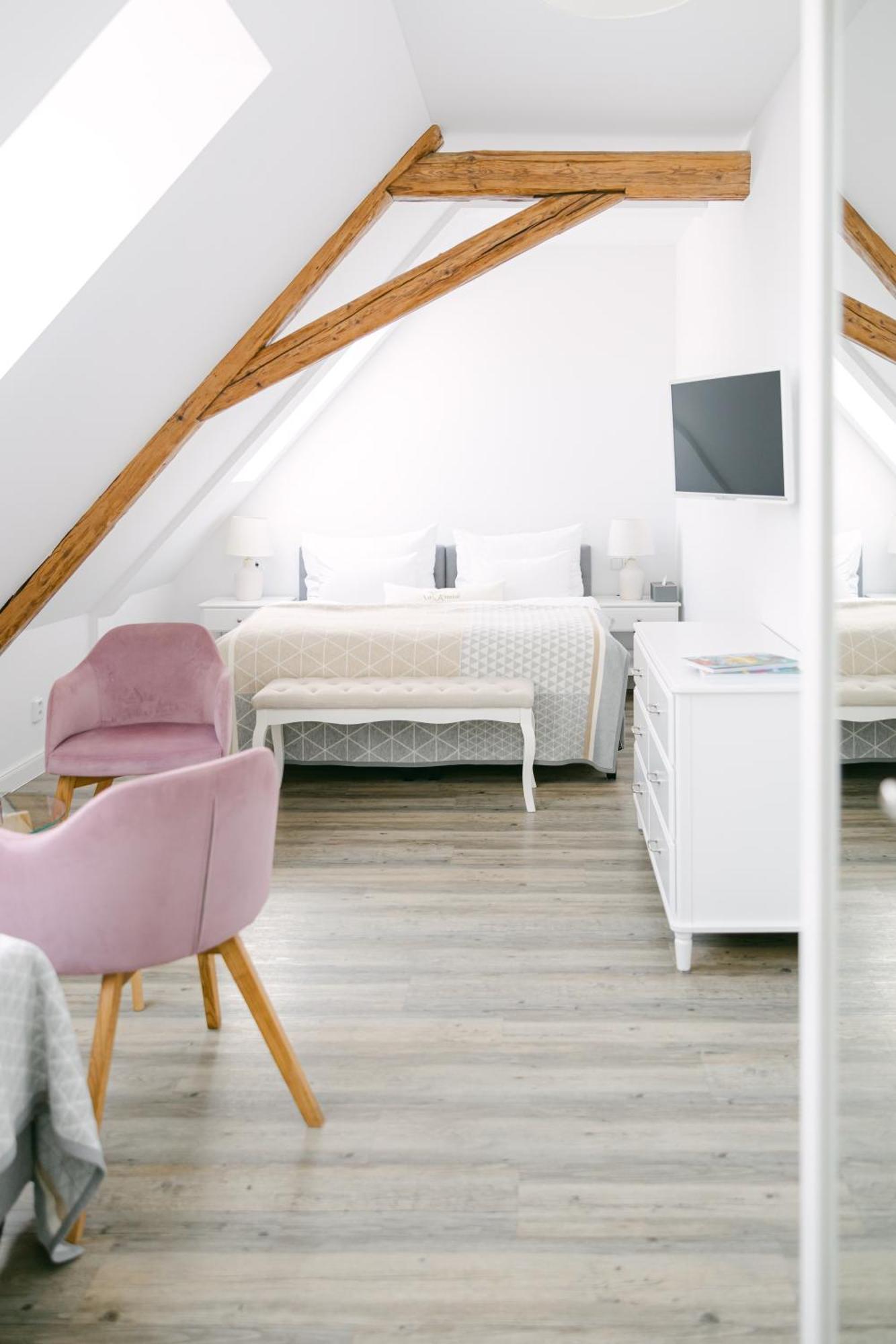 Na Kmine Hotel Obristvi ภายนอก รูปภาพ