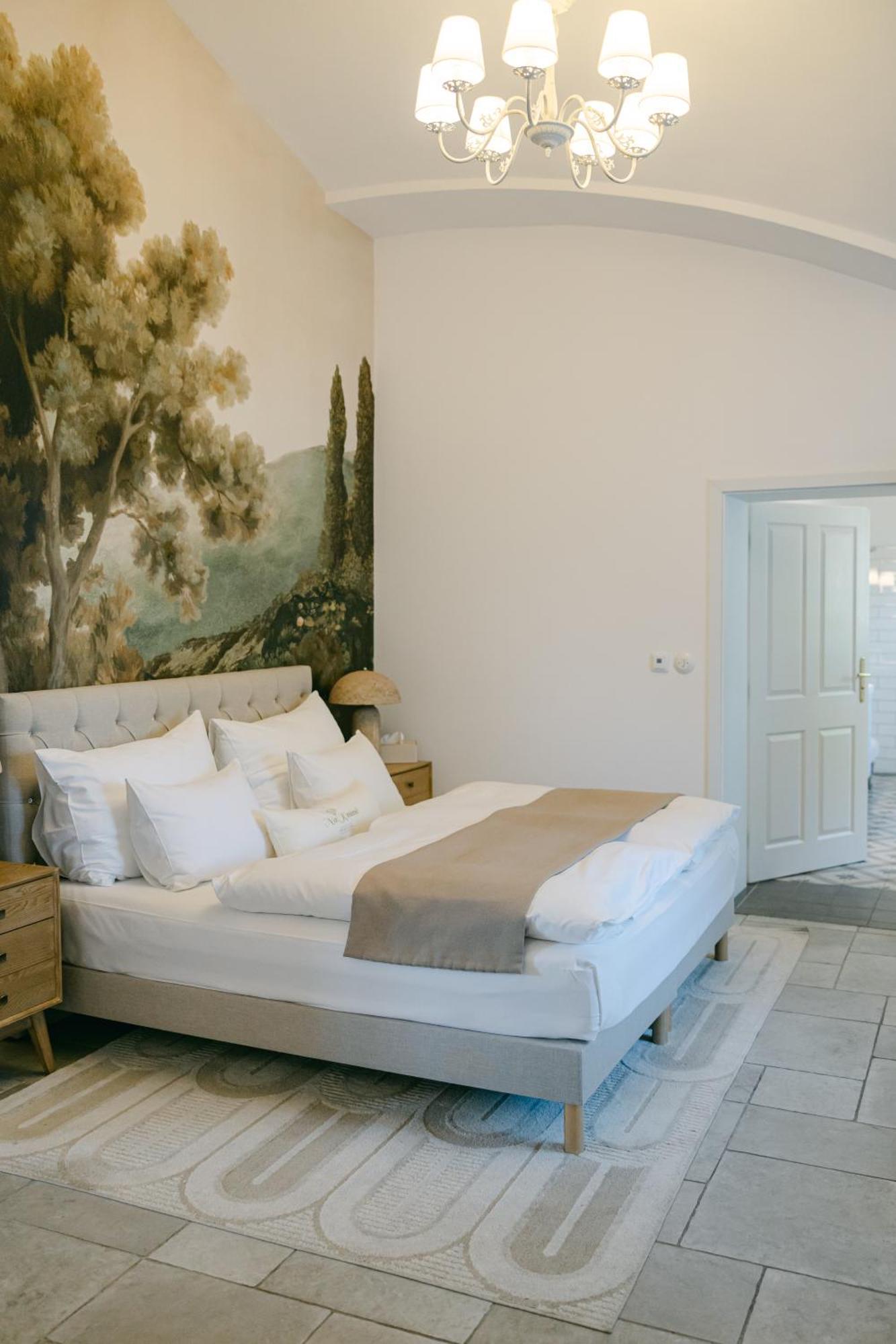Na Kmine Hotel Obristvi ภายนอก รูปภาพ