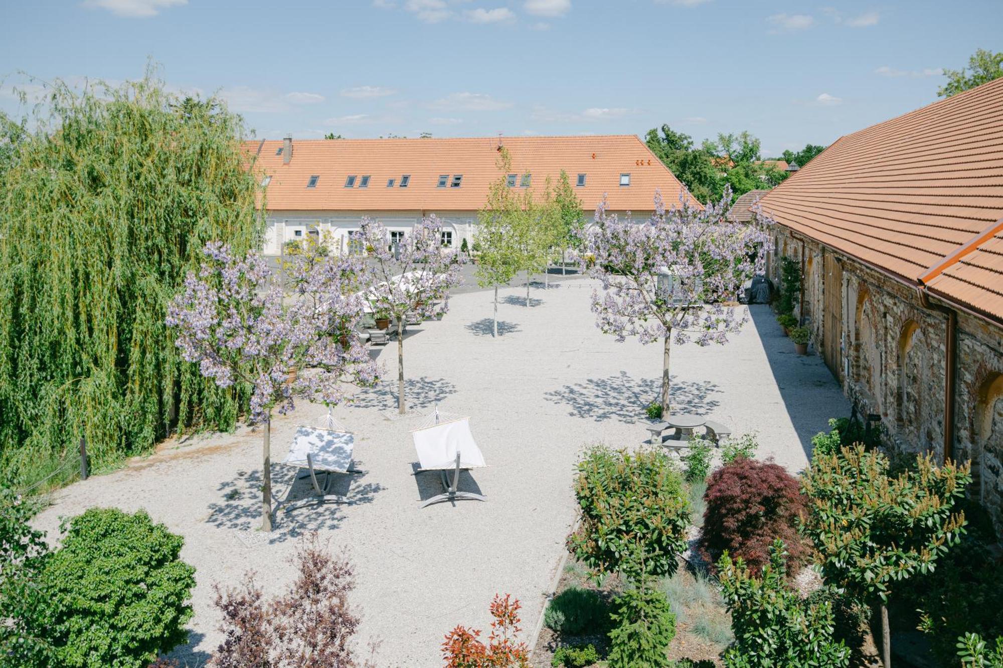 Na Kmine Hotel Obristvi ภายนอก รูปภาพ