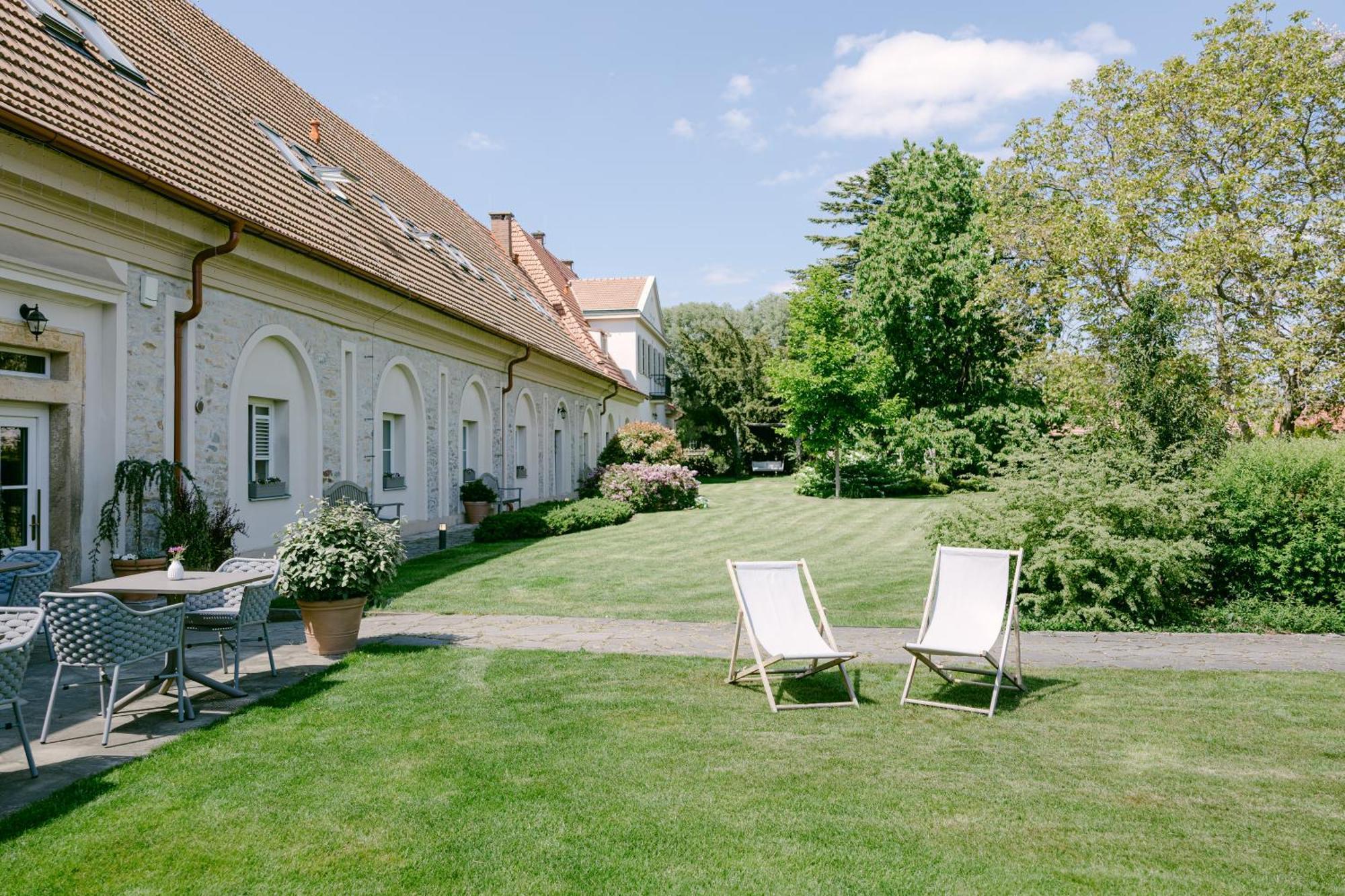 Na Kmine Hotel Obristvi ภายนอก รูปภาพ