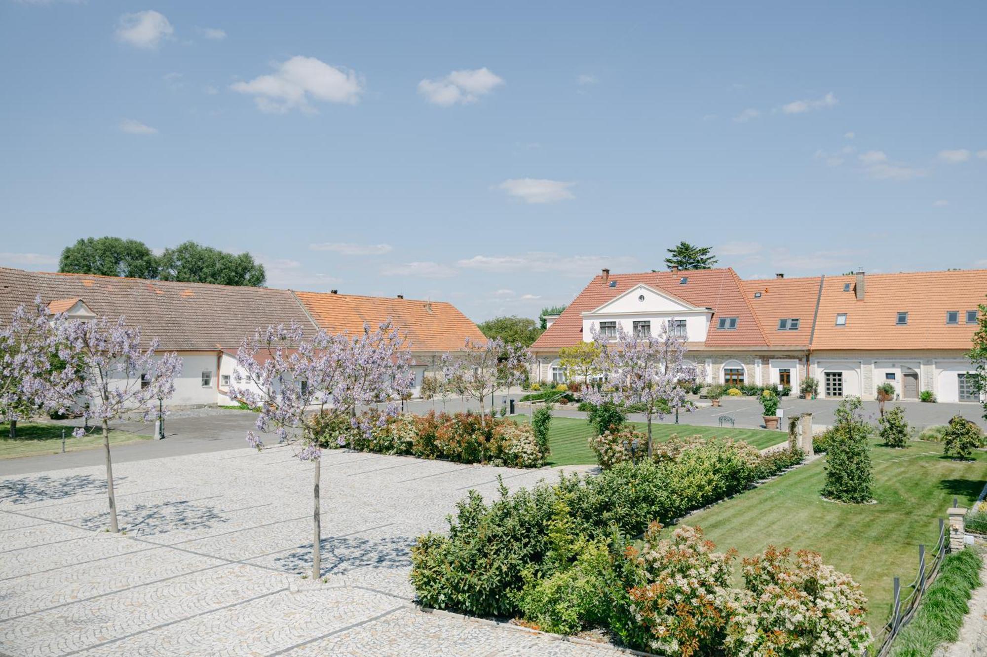 Na Kmine Hotel Obristvi ภายนอก รูปภาพ