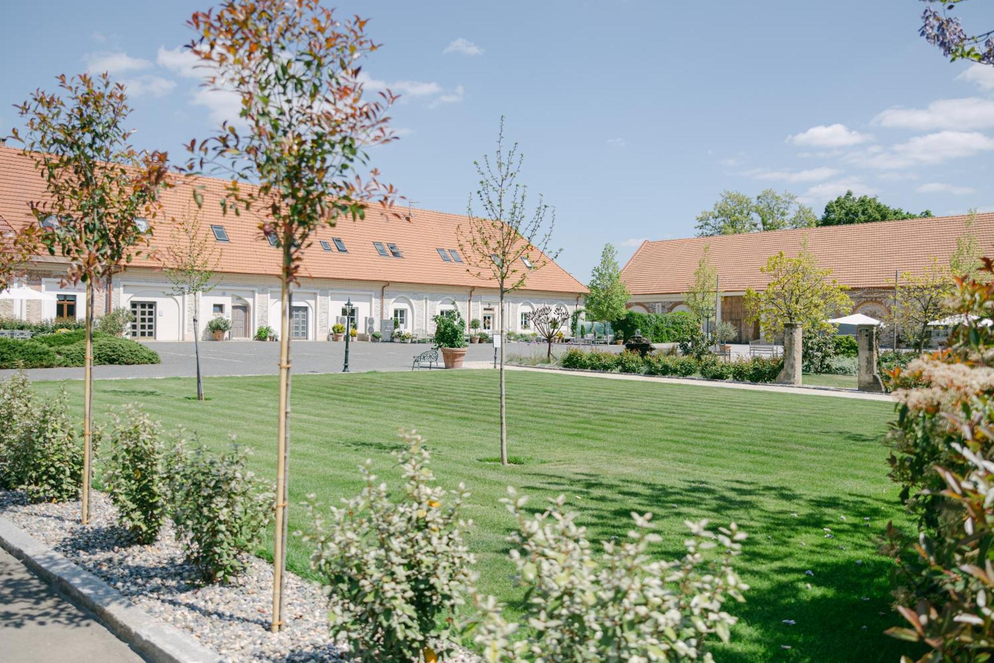 Na Kmine Hotel Obristvi ภายนอก รูปภาพ